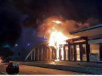 halte-tosari-jakarta-dibakar.jpg