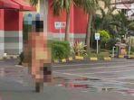 hampir-tak-sehelai-benang-pun-di-tubuhnya-wanita-ini-nekat-jalan-tanpa-busana-di-mal-ada-apa-bund.jpg