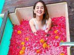 hana-hanifah-mandi-kembang-netizen-calon-istri-idaman-eh-ada-yang-mau-mandi-bareng.jpg