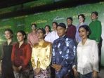 hanung-bramantyo-foto-bareng-pemain-film-bumi-manusia_20180525_090249.jpg