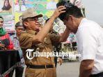 hm-wardan-pakaikan-tanjak-hitam-kepada-luhut-binsar-panjaitan-saat-ke-riau-ini-nama-tanjaknya.jpg