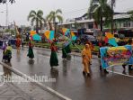 hujan-deras-khafilah-pawai-taaruf-mtq-pelalawan-basah-kuyup_20181105_191007.jpg