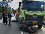human-error-pemotor-tewas-di-tempat-usai-laga-kambing-dengan-truk-tronton-di-jalan-siak-ii.jpg