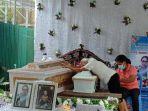 ibu-asnat-manafe-mauk-menangis-sambil-memeluk-keranda-jenazah-cucunya-di-rumah-duka.jpg