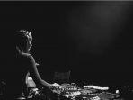 ilustrasi-dj-memaintkan-musik-edm.jpg