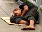 ilustrasi-gelandangan-tidur-di-jalan.jpg