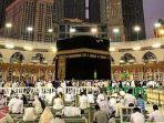 ilustrasi-jemaah-umrah-dan-haji-beribadah-di-masjidil-haram-mekkah.jpg