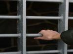 ilustrasi-jeruji-besi-ruang-tahanan-penjara.jpg