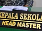ilustrasi-kepala-sekolah-papan-nama-1_20151006_151919.jpg