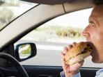 ilustrasi-mengemudi-sambil-makan_20151216_161513.jpg