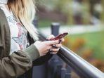 ilustrasi-pegang-handphone-kuota-internet-ponsel.jpg