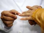 ilustrasi-pengantin-menikah-tukar-cincin-tunangan_20151103_161946.jpg