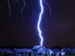ilustrasi-rumah-tersambar-petir_20180130_175425.jpg