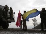 ilustrasi-tentara-memegang-bendera-ukraina.jpg