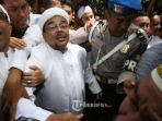 imam-besar-front-pembela-islam-fpi-habib-rizieq-saat-tiba-untuk-pemeriksaan-di-polda-metro-jaya_20170123_180037.jpg