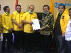 indra-gunawan-eet-terima-sk-dukungan-dari-partai-golkar-untuk-maju-pada-pilkada-bengkalis-2020.jpg