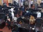 ingat-bupati-solok-epyardi-asda-hadir-rapat-dprd-hampir-kena-lemparan-asbak-rokok-saat-ricuh.jpg