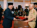 inhil-serahkan-dipa-ke-gubernur-riau_20171219_171646.jpg