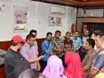irvandi-gustari-memberikan-motivasi-dan-semangat-kepada-seluruh-pegawai-brk-capem-tarempa_20170508_101858.jpg