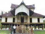 istana-dari-kayu-berusia-ratusan-tahun-bernama-istana-raja-rokan-permaisuri-raja-ada-di-malaysia.jpg