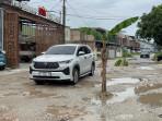Warga Tanam Pisang di Jalan Rusak Berat, Dinas PUPR Pekanbaru Mulai Overlay Bulan Depan