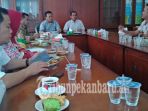 jaringan-listrik-di-kerumutan-tak-miliki-slo_20181002_222629.jpg