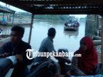 jasa-sampan-penyeberangan-unik-di-sungai-siak-antar-perawang-bakal-raup-uang-rp-400-ribu-sehari.jpg