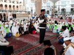 jch-pelalawan-mendengarkan-pengarahan-di-mesjid-nabawi-madinah_20170810_233952.jpg