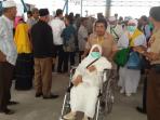 jemaah-haji-dumai-duduk-di-kursi-roda_20151013_145723.jpg