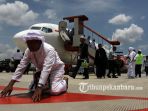 jemaah-haji-kloter-pertama-asal-pekanbaru-tiba-di-bandara-sultan-syarif-kasim-ii-2_20170910_200028.jpg