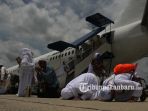 jemaah-haji-kloter-pertama-asal-pekanbaru-tiba-di-bandara-sultan-syarif-kasim-ii-6_20170910_200507.jpg