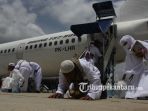 jemaah-haji-kloter-pertama-asal-pekanbaru-tiba-di-bandara-sultan-syarif-kasim-ii_20170910_200012.jpg