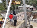 jembatan-baringin-putus-akibat-banjir-padang_20181103_132109.jpg