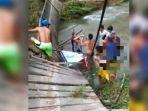 jembatan-putus-saat-dilewati-seorang-wanita-meninggal.jpg
