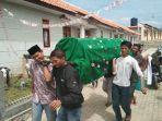 jenazah-rayya-dibawa-ke-masjid-untuk-disalatkan.jpg