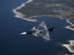 jet-tempur-jas-39-gripen-e-angkatan-udara-swedia-terbang-di-atas-pulau-gotland.jpg