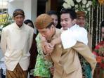 joko-widodo-menggendong-putranya-gibran-rakabuming-raka_20150610_184327.jpg