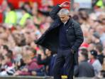 jose-mourinho-mengangkat-tangannya_20161024_090320.jpg