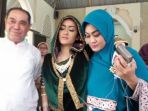julia-perez-jupe-jalan-dipapah-kedua-orangtuanya_20170401_111657.jpg
