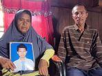 juriah-dan-rohani-orang-tua-ari-abk-asal-ogan-komering-ilir-yang-jenazahnya-di-larung-ke-laut.jpg