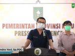 juru-bicara-covid-19-riau-dr-indra-yovi-memberi-keterangan-pers-minggu-13122020.jpg