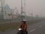 kabut-asap-disdik-pelalawan-liburkan-sekolah-22102015_20151022_105541.jpg