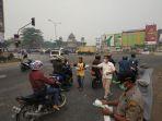 kabut-asap-memprihatinkan-pengda-iof-riau-bagikan-3000-masker.jpg