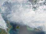 kabut-asap-menutupi-sumatera-dan-kalimantan_20151006_071650.jpg