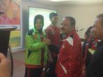 kadispora-riau-pasangkan-atribut-popwil-pada-atlet-riau_20181021_145823.jpg