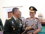 kado-kapolda-untuk-dandim.jpg