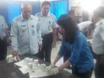 kakanwil-ham-riau-ferdinan-siagian-pantau-pemeriksaan-urine_20160426_145929.jpg