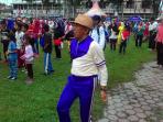 kakek-bertopi-koboi-semangat-antusias-jalan-senam-sehat-tribun-24012016_20160124_085841.jpg