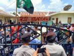 kantor-kejari-meranti-didemo-mahasiswa.jpg