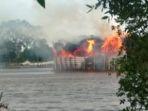 kapal-pengangkut-kayu-milik-sinarmas-group-terbakar-di-perairan-sungai-siak-rabu-1062020.jpg
